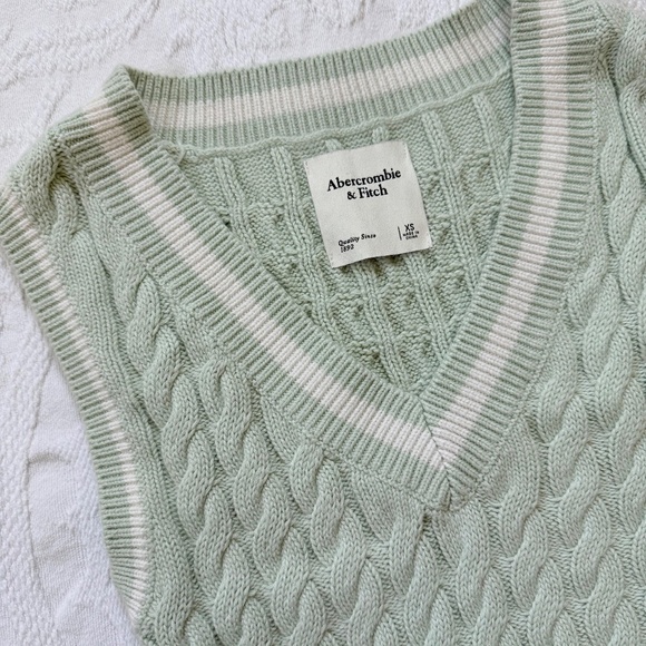 Abercrombie & Fitch Cropped Sweater Vest - Picture 2 of 6